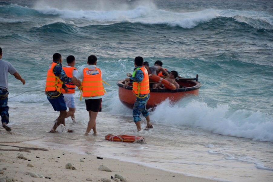Cận cảnh cứu ngư dân trong bão Tembin tại quần đảo Trường Sa