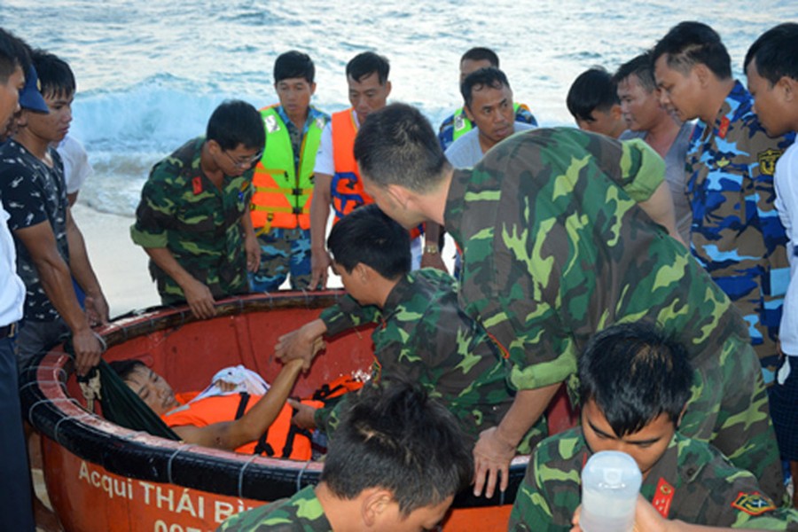 Cận cảnh cứu ngư dân trong bão Tembin tại quần đảo Trường Sa