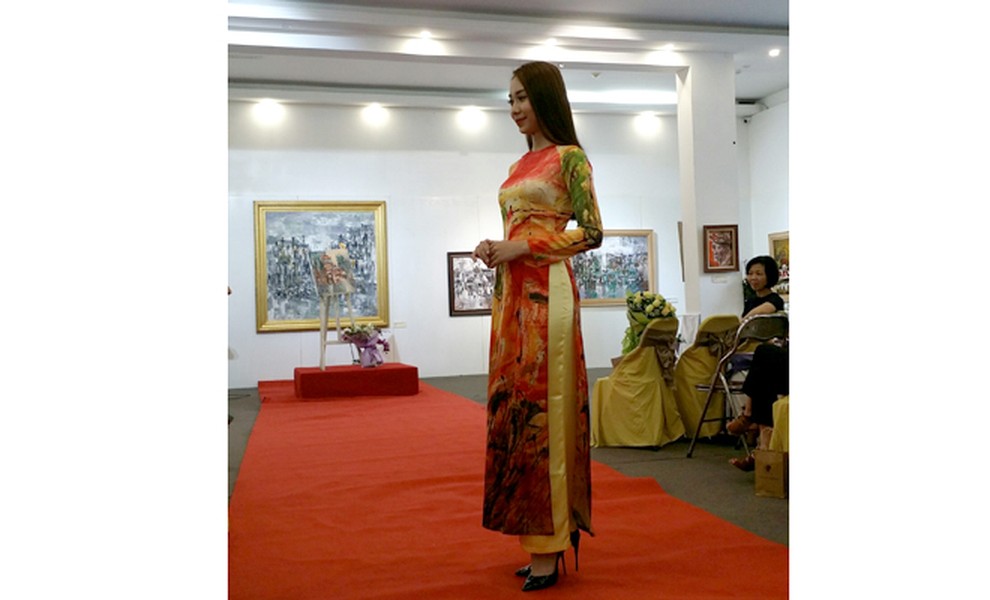 Tà áo dài Việt và tranh họa sỹ Văn Dương Thành