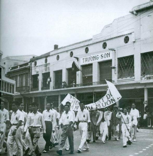 [ẢNH] Những bức hình không thể lãng quên về Ngày Giải phóng Thủ đô cách đây 64 năm