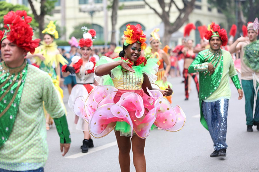Rực rỡ Carnival đường phố Hà Nội kỷ niệm 