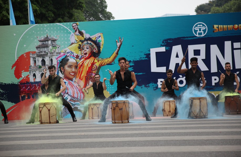Rực rỡ Carnival đường phố Hà Nội kỷ niệm 
