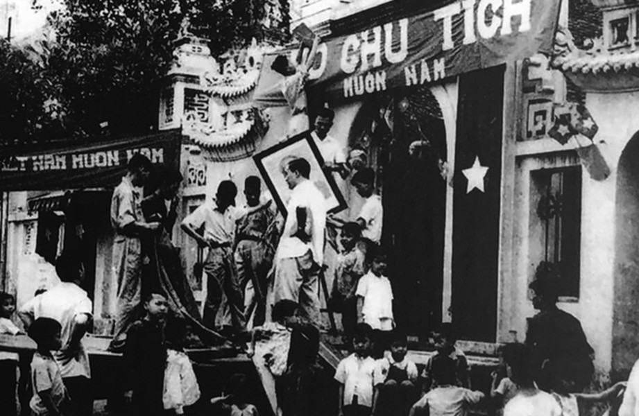 [ẢNH} Không khí của Hà Nội những ngày cờ hoa cách đây 65 năm