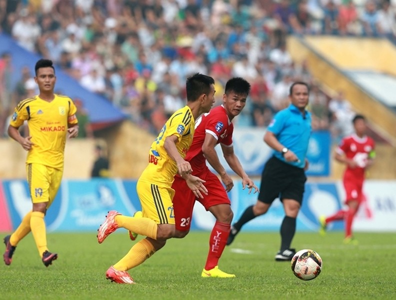 Chùm ảnh: Nam Định lên V-League, sân Thiên Trường mở hội bằng pháo sáng