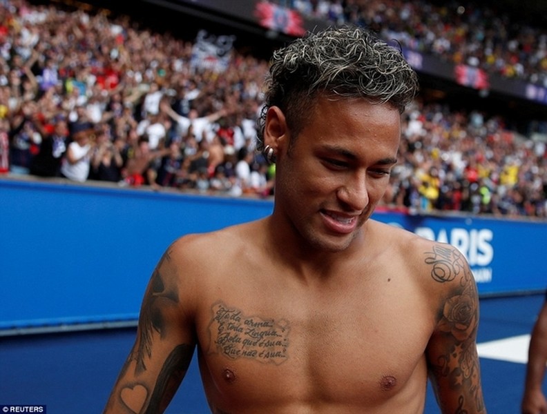 [Ảnh] Neymar ra mắt fans như ông hoàng, hoành tráng nhất lịch sử bóng đá Pháp