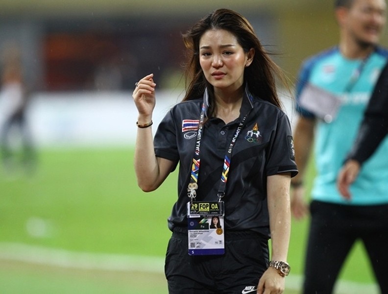 [Ảnh] Nữ trưởng đoàn Wongopasi đẹp dịu dàng trong ngày chia tay bóng đá Thái Lan