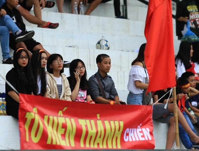 Muôn cảm xúc đáng yêu của các CĐV trên khán đài bóng đá học sinh Hà Nội