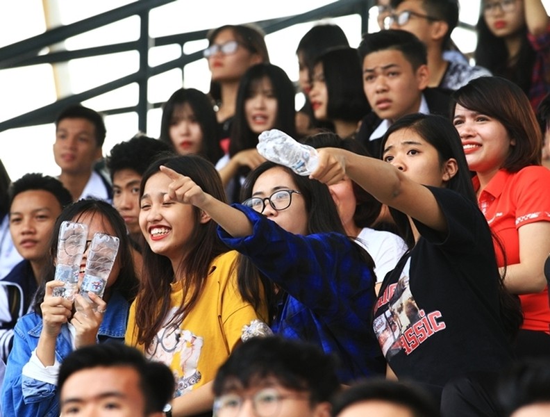 Muôn cảm xúc đáng yêu của các CĐV trên khán đài bóng đá học sinh Hà Nội