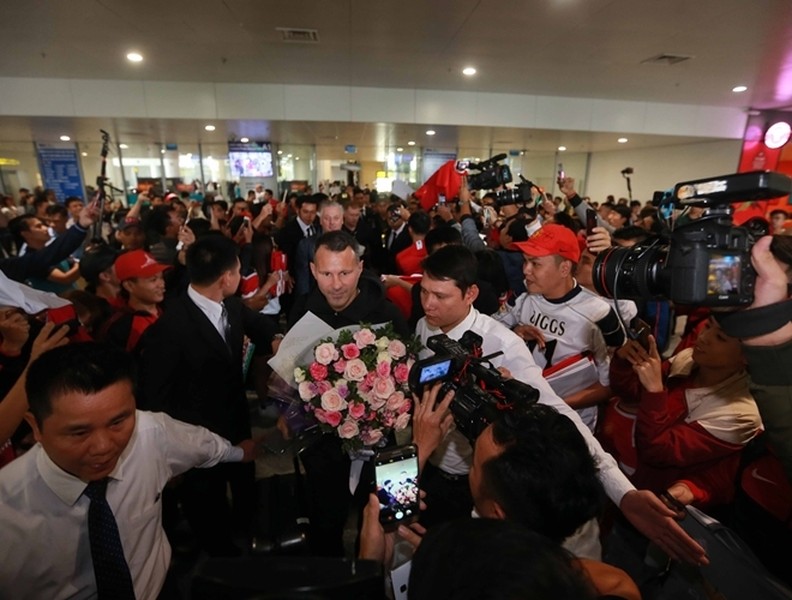 Chùm ảnh Giggs và Scholes đến Hà Nội trong sự chào đón nồng nhiệt của fan M.U