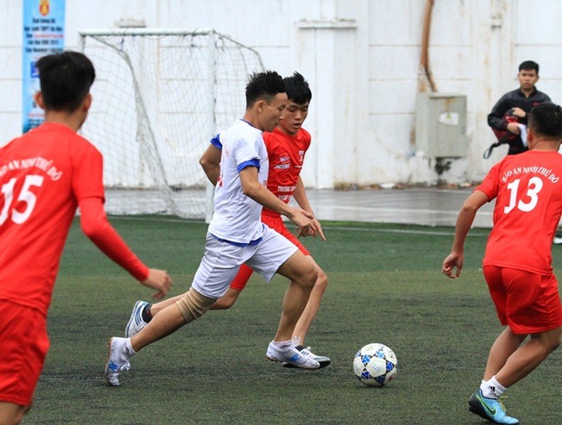 [ẢNH] THPT Dương Xá vượt qua THPT Nguyễn Tất Thành sau bữa tiệc bóng đá
