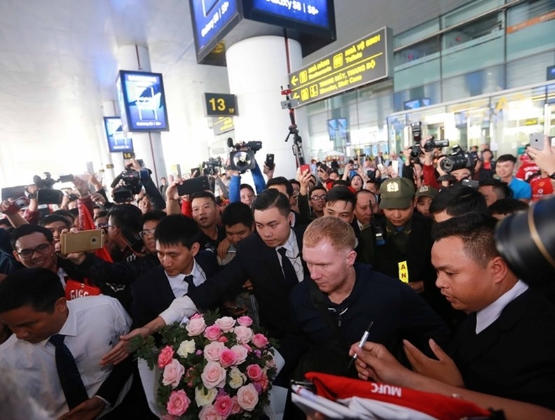 Chùm ảnh Giggs và Scholes đến Hà Nội trong sự chào đón nồng nhiệt của fan M.U