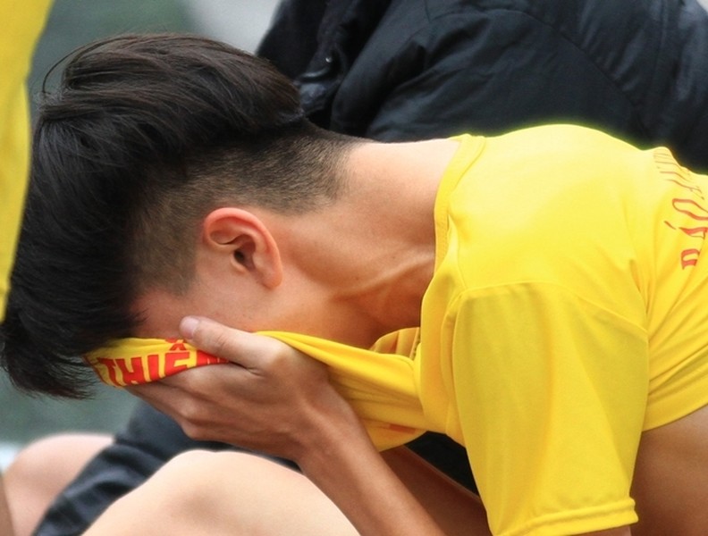 CĐV, cầu thủ trường Lê Văn Thiêm khóc nức nở khi lỡ vé chung kết