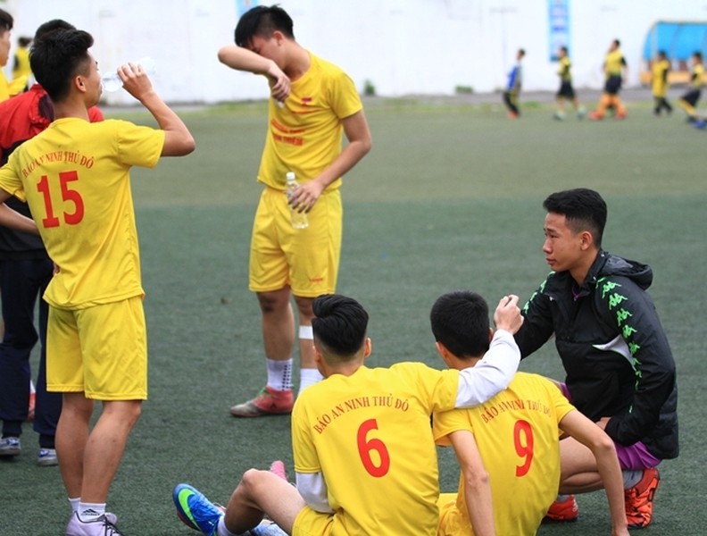 CĐV, cầu thủ trường Lê Văn Thiêm khóc nức nở khi lỡ vé chung kết
