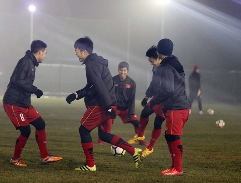 [ẢNH] U23 Việt Nam bị cho tập ở một sân tối quá mức cho phép