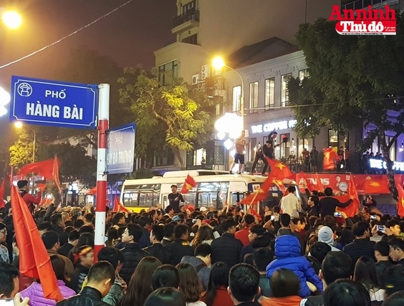[ẢNH] Hân hoan ngập tràn phố phường Hà Nội trong đêm U23 Việt Nam lập kỳ tích