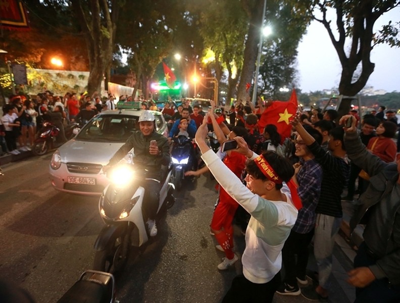 [ẢNH] Biển người đổ ra đường ăn mừng trong ngày trọng đại của bóng đá Việt Nam