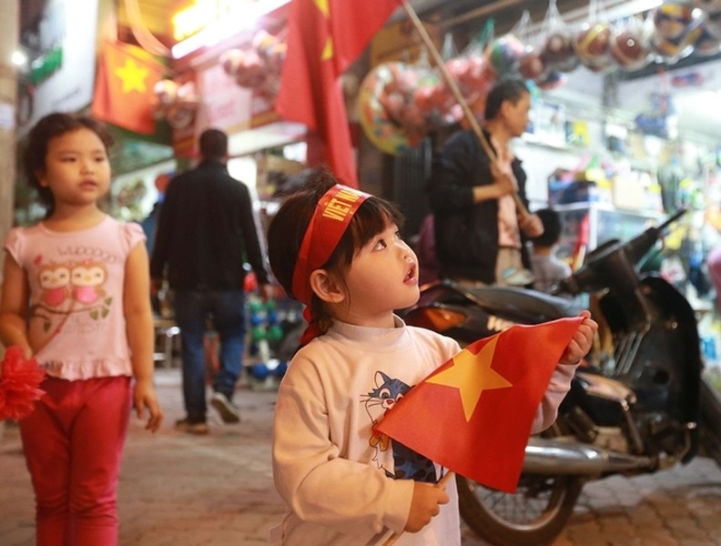 [ẢNH] Biển người đổ ra đường ăn mừng trong ngày trọng đại của bóng đá Việt Nam