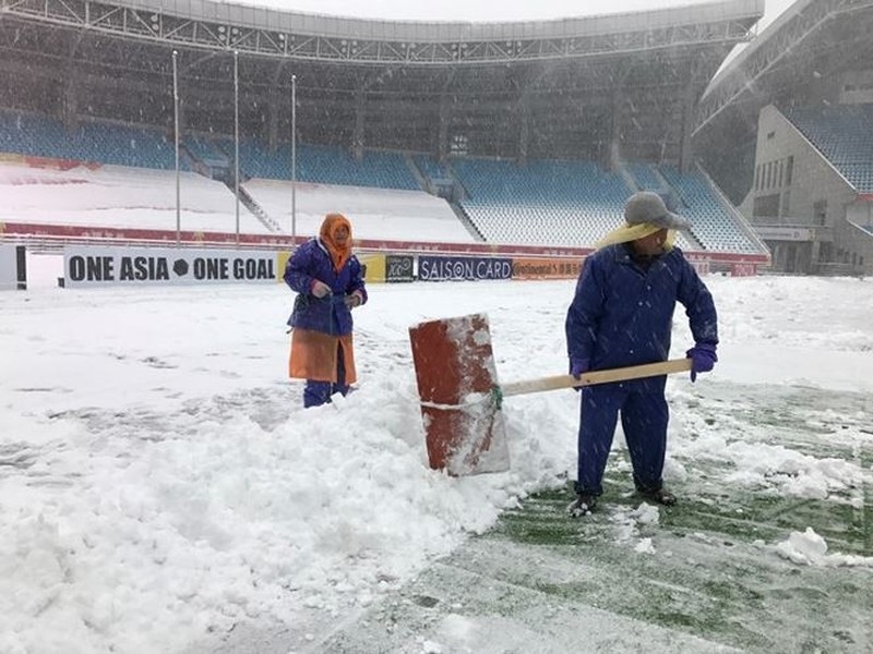 [ẢNH] Cầu thủ U23 Việt Nam làm gì trong lúc tuyết rơi dày đặc?