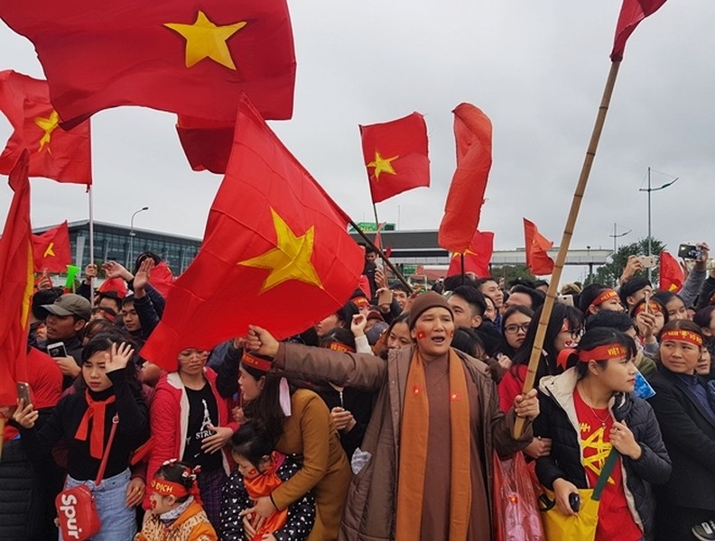[ẢNH] Người hâm mộ phủ đỏ sân bay Nội Bài, háo hức chờ những người hùng U23 Việt Nam