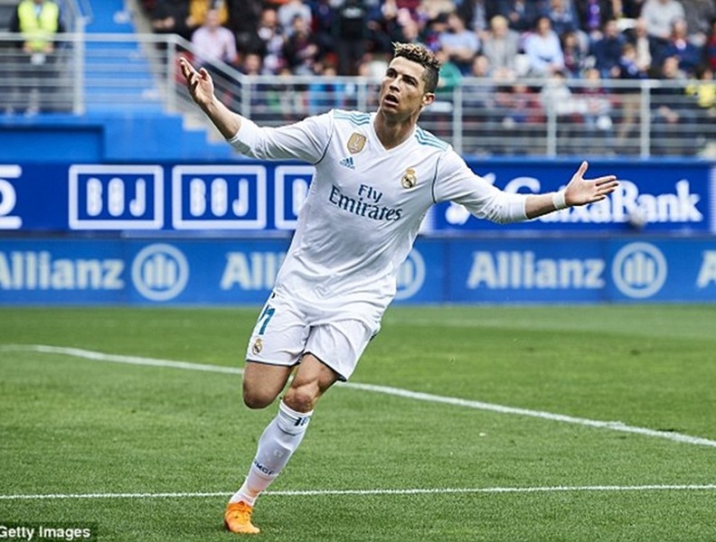 [ẢNH] Ronaldo khoái chí cùng bồ xinh cưỡi trực thăng, du hí núi tuyết