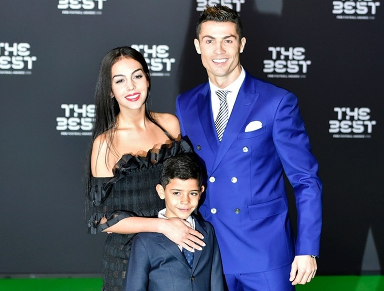 [ẢNH] Ronaldo khoái chí cùng bồ xinh cưỡi trực thăng, du hí núi tuyết