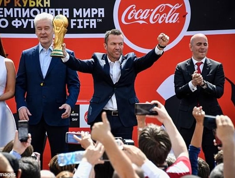 [ẢNH] Cúp vàng thế giới đến Nga, chờ trao tay nhà vô địch World Cup 2018