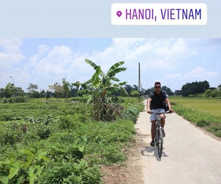 [ẢNH] Smalling gây sốt khi đạp xe ra ngoại thành Hà Nội như dân phượt đích thực
