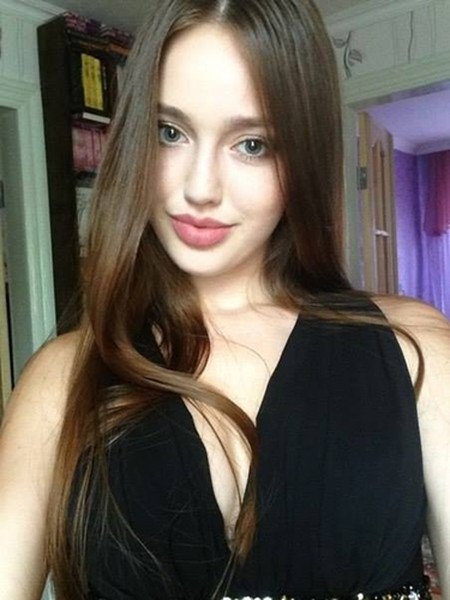 [ẢNH] Cô vợ xinh lung linh của tuyển thủ Nga 