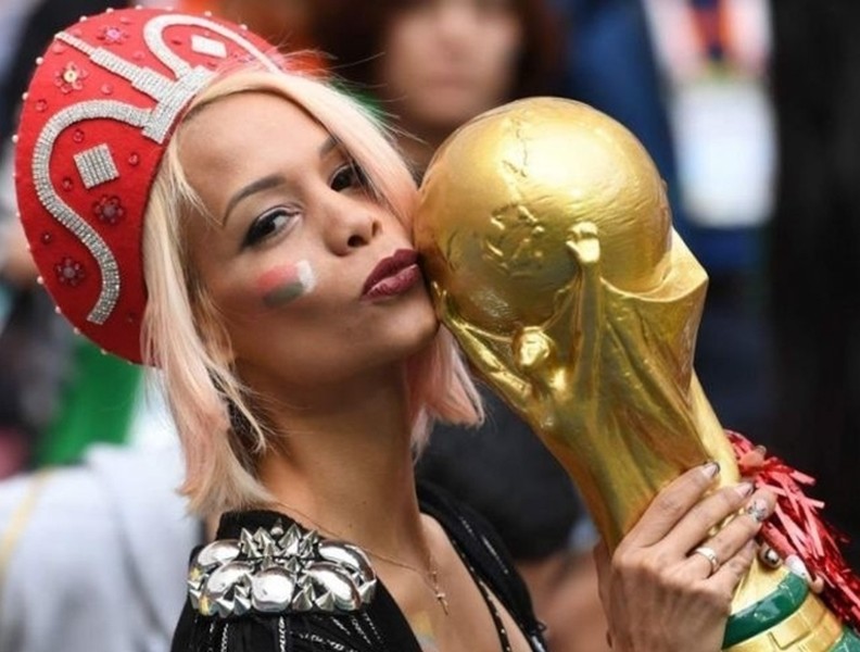 [ẢNH] Fans nữ xinh đẹp và cuồng nhiệt khắp nơi quần tụ về World Cup 2018