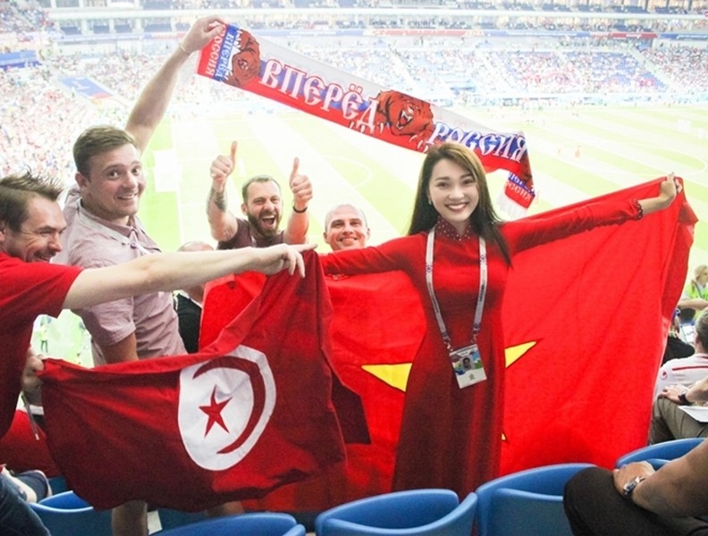 [ẢNH] Vẻ đẹp vạn người mê của fan nữ cầm cờ Việt Nam trên khán đài World Cup 2018