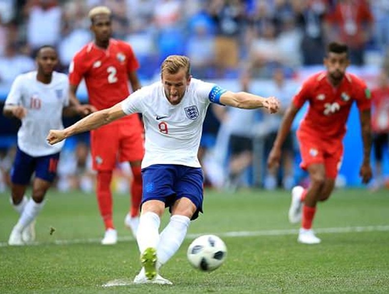 [ẢNH] Harry Kane giữ quả bóng trong trận đấu kỷ lục của ĐT Anh như báu vật