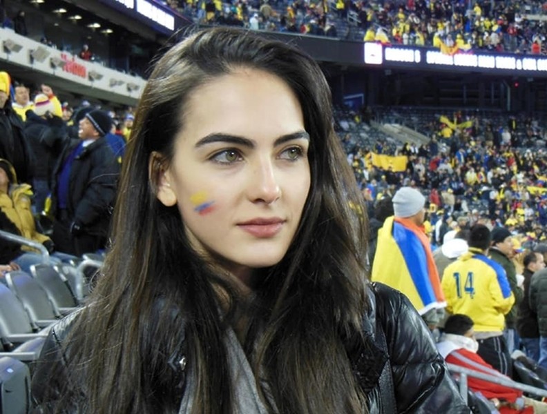 [ẢNH] Kiều nữ bốc lửa người Colombia tin đội nhà sẽ đánh bại Senegal