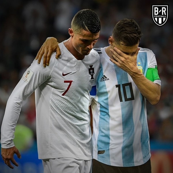 Messi và Ronaldo là hai cái tên không thể thay thế trong lịch sử bóng đá. Bộ sưu tập hình ảnh chế về hai ngôi sao này sẽ khiến bạn không khỏi cười tươi.