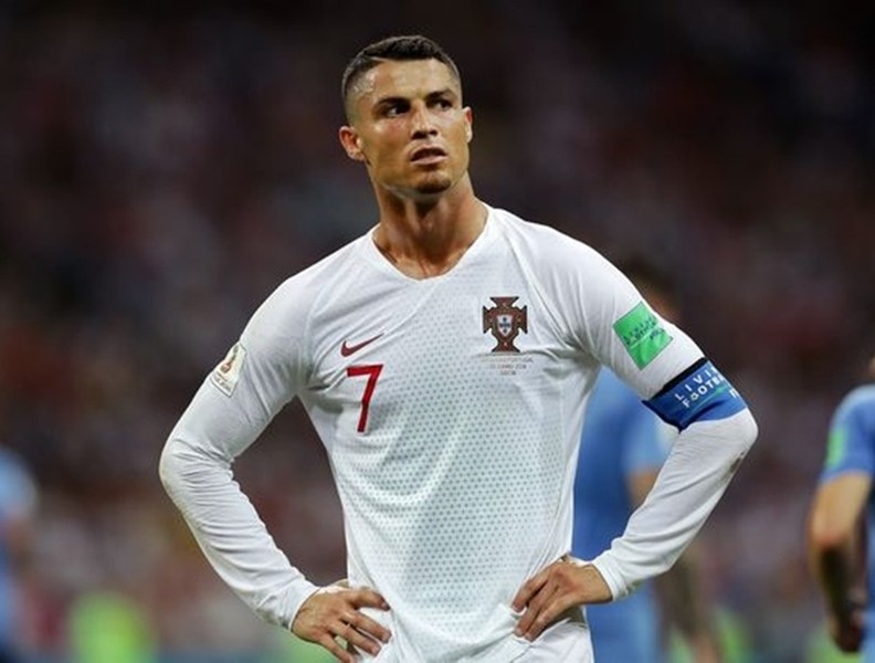 [ẢNH] Cô bồ xinh đẹp buồn thiu nhìn Ronaldo thua trận và rời World Cup