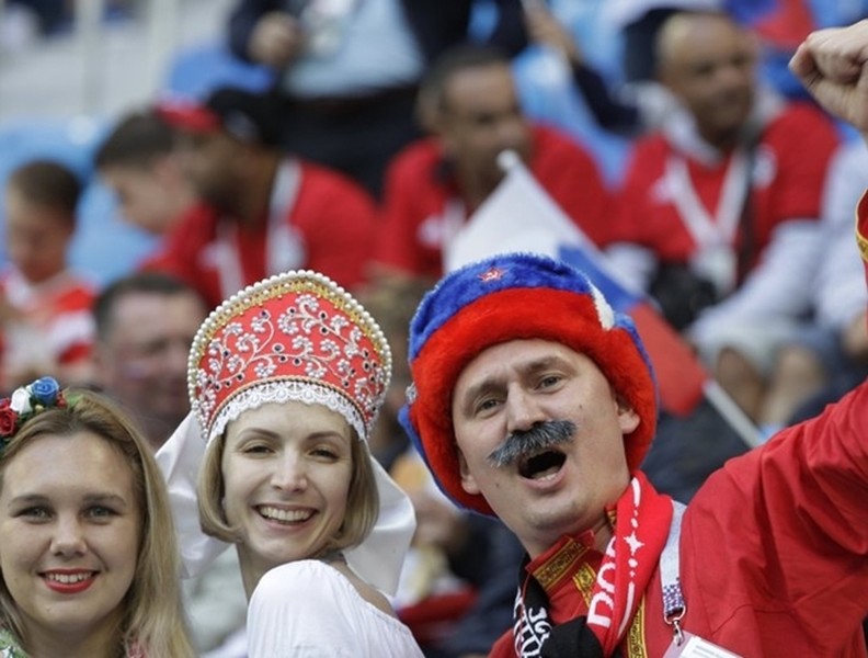 [ẢNH] CĐV xuống đường ăn mừng hoành tráng như tuyển Nga vừa vô địch thế giới