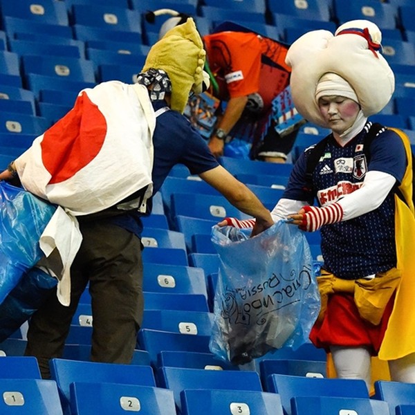 [ẢNH] Đội nhà thua đau, cổ động viên Nhật vẫn nhẫn nại dọn rác khán đài