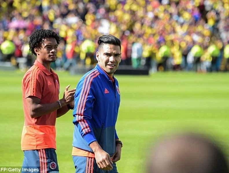 [ẢNH] Bị loại khỏi World Cup, tuyển Colombia vẫn được biển người chào đón trở về