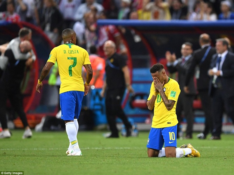 [ẢNH] Neymar buồn bã cùng đội tuyển Brazil rời nước Nga