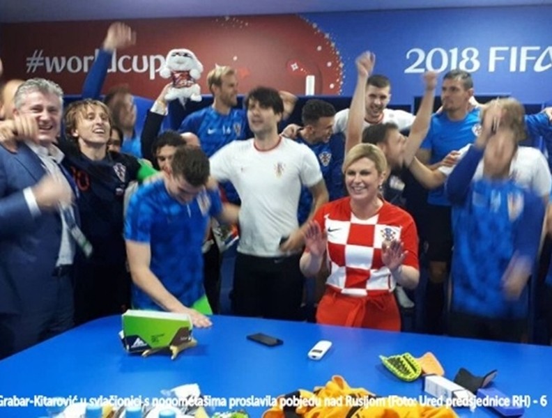 [ẢNH] Nữ Tổng thống Croatia vào tận phòng thay đồ chúc mừng kỳ tích của đội nhà