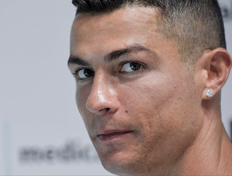 [ẢNH] Biển người háo hức chờ Ronaldo kiểm tra y tế ở Juventus