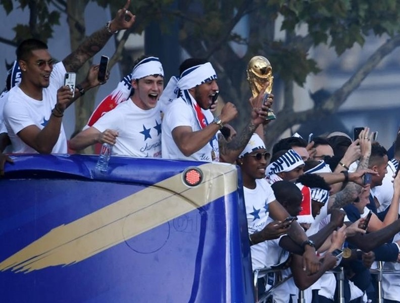 [ẢNH] Nước Pháp ăn mừng hoành tráng chưa từng có với chức vô địch World Cup