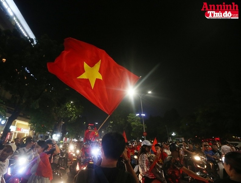 [ẢNH] Người hâm mộ đổ ra đường xuyên đêm tái hiện không khí kỳ tích U23 châu Á