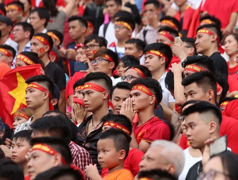 [ẢNH] Người hâm mộ bật khóc sau trận thua của Olympic Việt Nam