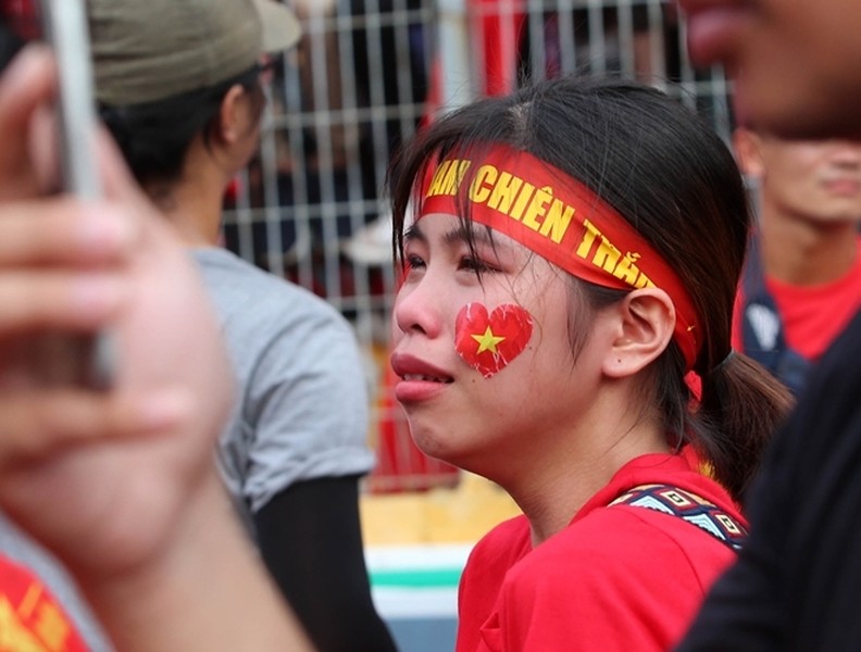 [ẢNH] Người hâm mộ bật khóc sau trận thua của Olympic Việt Nam