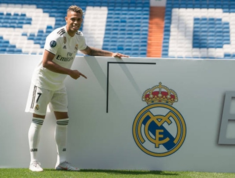 [ẢNH] Real Madrid tưng bừng ra mắt người 