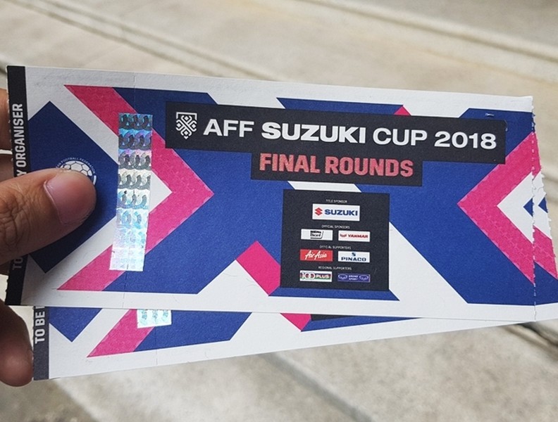 [ẢNH] Nhiều CĐV hớn hở nhận vé xem chung kết lượt về AFF Cup 2018