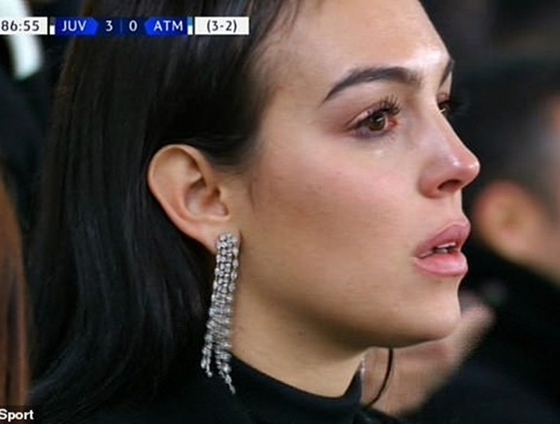 [ẢNH] Bạn gái xinh đẹp khóc nức nở nhìn Ronaldo thăng hoa
