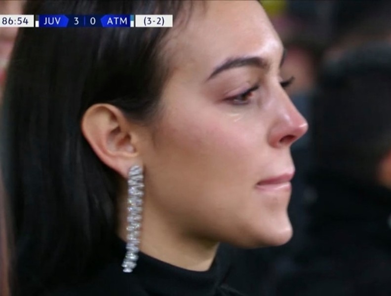 [ẢNH] Bạn gái xinh đẹp khóc nức nở nhìn Ronaldo thăng hoa