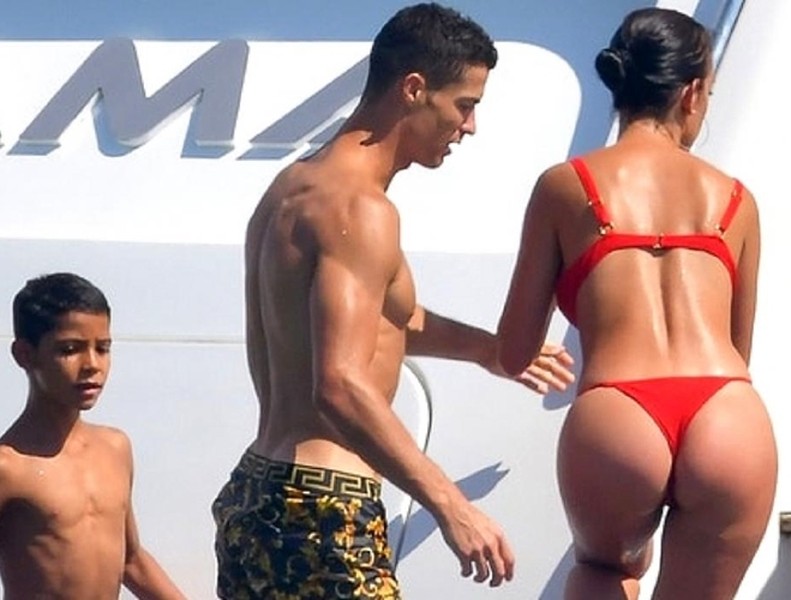 [ẢNH] Bạn gái Ronaldo lại khoe thân hình quyến rũ trong bộ bikini nóng bỏng