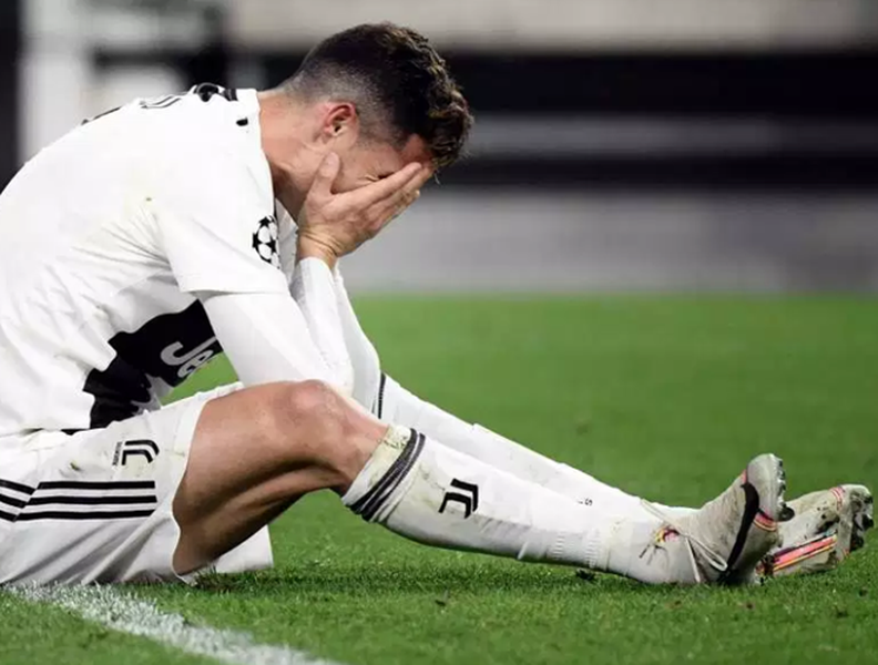 [ẢNH] Ronaldo quằn quại đau khổ khi Juve bị loại ở Champions League